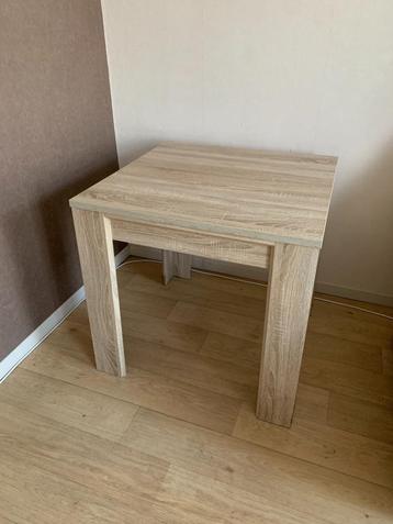 Tafel in de woonkamer beschikbaar voor biedingen