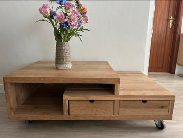 Salontafel op wieltjes beschikbaar voor biedingen