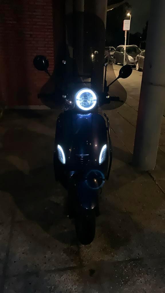 Tekoop: Gts toscana 2021 a klass, Fietsen en Brommers, Scooters | Vespa, Overige modellen, Klasse A (25 km/u), Benzine, Ophalen