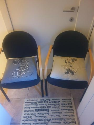 Ensemble complet de 2 chaises avec coussins à vendre !  disponible aux enchères