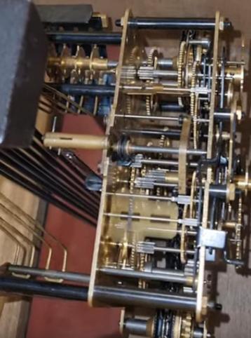 staande klok met Westminster slagwerk. beschikbaar voor biedingen