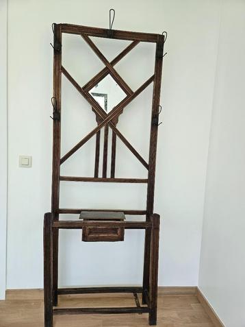 Vrijstaande kapstok beschikbaar voor biedingen