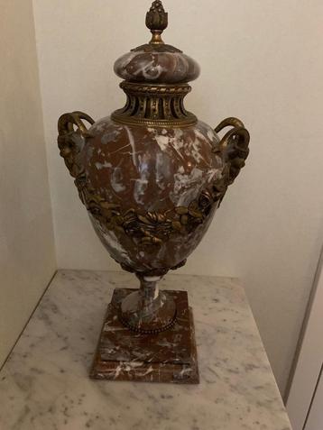 Grote marmeren cassolette vaas Lodewijk XVI met ramskoppen .