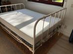 Ijzeren vintage bed + matras en latten bodem, Huis en Inrichting, Slaapkamer | Bedden, Ophalen, 140 cm