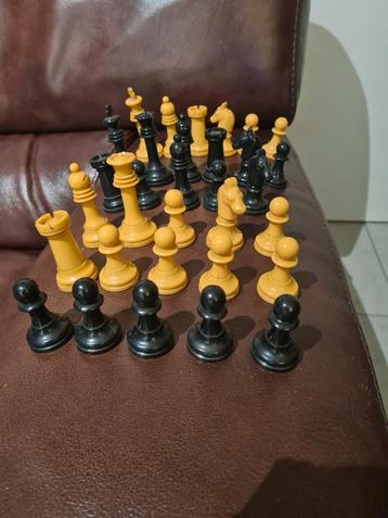 Ensemble de pièces d'échecs vintage avec étui 