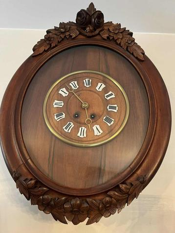 Oude wandklok beschikbaar voor biedingen