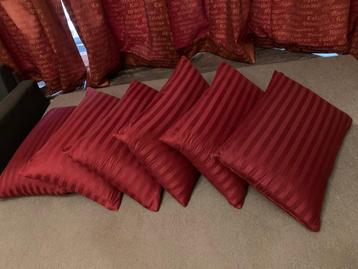 Rode Kussens beschikbaar voor biedingen