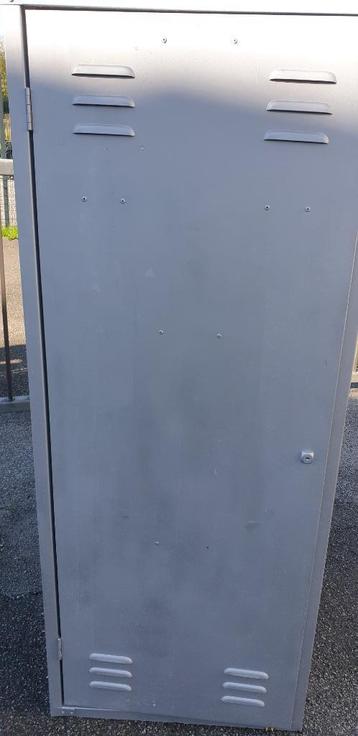 EQUITATION Armoire à selles et bridons disponible aux enchères