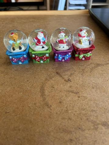 Quatre petites boules à neiges cadeau de Noël, Divers, Enlèvement, Comme neuf
