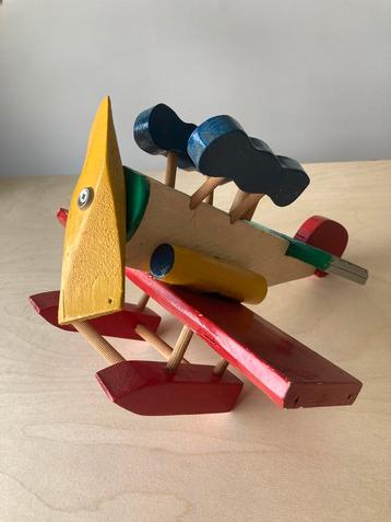 Handmade vliegtuig in hout en primaire kleuren
