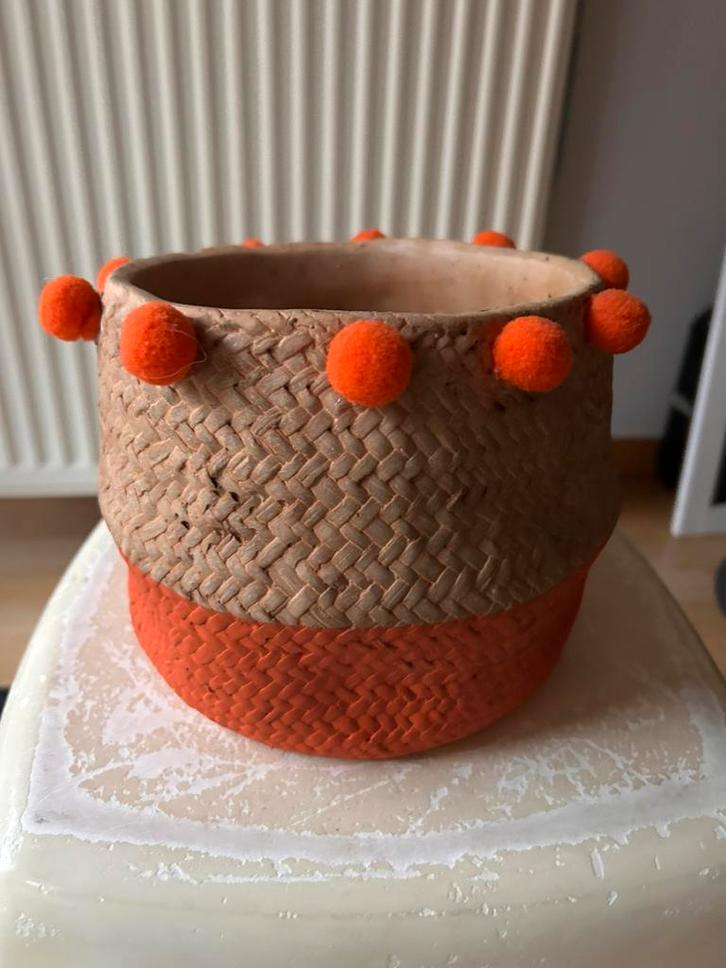 Stenen bloempot met oranje stoffen pompons H16cm D16cm, Tuin en Terras, Bloempotten, Gebruikt, Ophalen