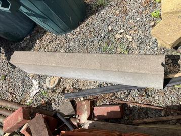 Boordsteen 20cm hoog, 10cm dik 1m lang beschikbaar voor biedingen