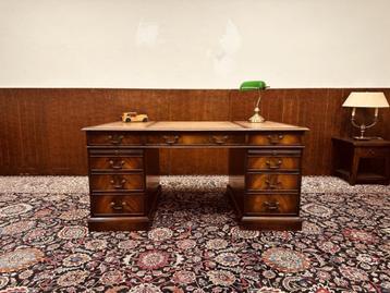 Antiek Klassiek Engels Bureau beschikbaar voor biedingen