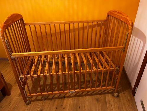 Ledikant met matras, matrasbeschermer, 2 hoezen en donsdeken, Kinderen en Baby's, Babywiegjes en Ledikanten, Zo goed als nieuw