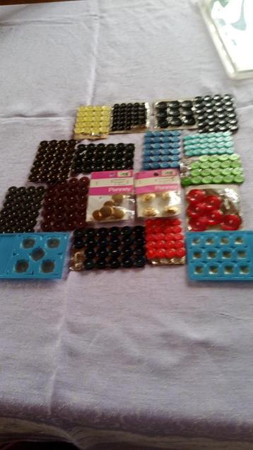 lot de cartons de différents boutons de couture ( + -  200 ) beschikbaar voor biedingen