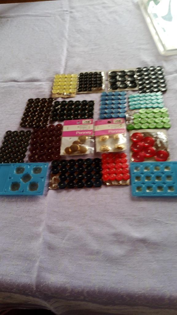 lot de cartons de différents boutons de couture ( + -  200 ), Hobby en Vrije tijd, Naaien en Fournituren, Nieuw, Knoop of Knopen
