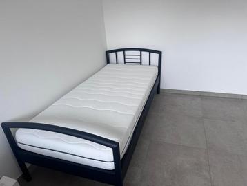  eenpersoonsbed met houten lattenbodem & comfortabele matras beschikbaar voor biedingen