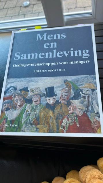 Mens en samenleving beschikbaar voor biedingen