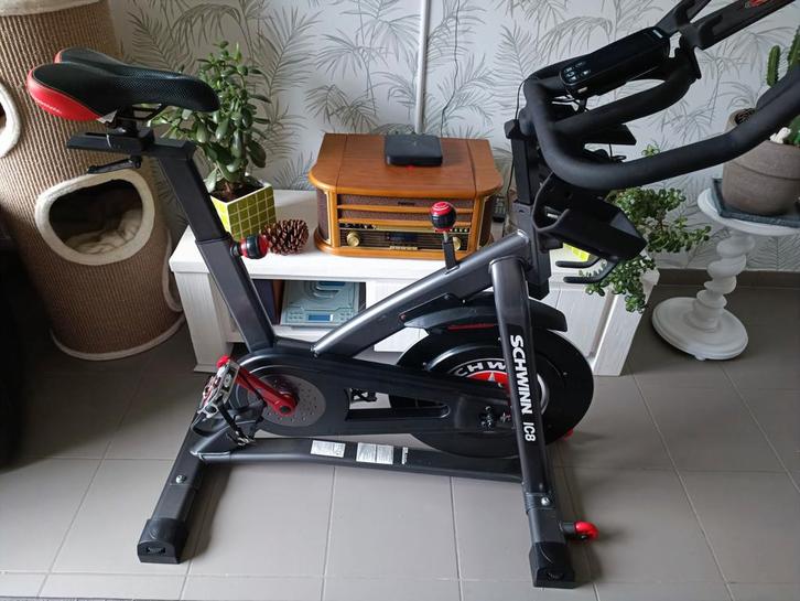Spinningbike schwinn ic8 in goede staat ,usb en bluetooth, Sport en Fitness, Fitnessapparatuur, Ophalen