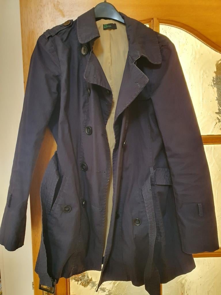 Trench-coat court bleu marine, Porté, Bleu