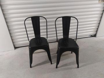 2 industriële metalen stoelen – zwarte “Tolix style” stoelen beschikbaar voor biedingen