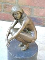naakte vrouw gehurkt in brons, gesigneerd, MILO., Antiek en Kunst, Ophalen, Brons