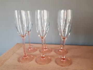 14 Luminarc champagneglazen met roze voet beschikbaar voor biedingen