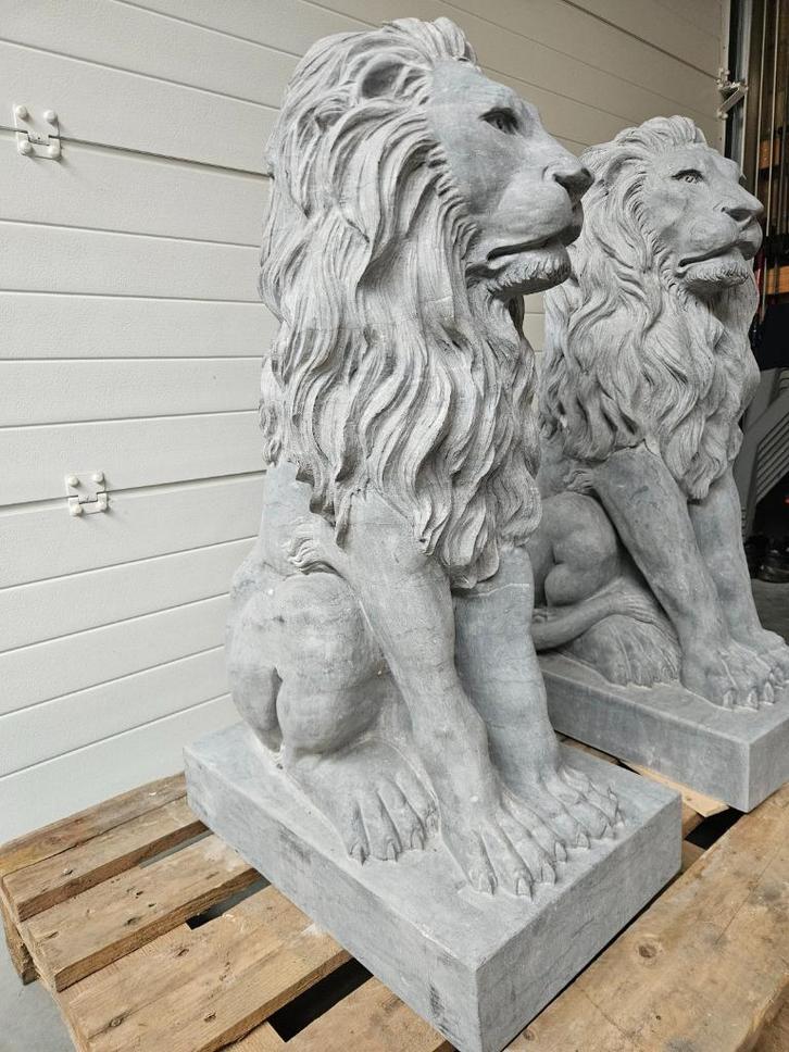 KOPPEL LEEUWEN IN VOL ARDUIN/BLAUWSTEEN GEKAPT TOPSTUKKEN!!!, Tuin en Terras, Tuinbeelden, Nieuw, Dierenbeeld, Overige materialen