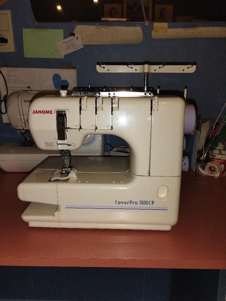 MACHINE COVERLOCK JANOME COVERPRO 1000CP, Hobby en Vrije tijd, Naaimachines en Toebehoren, Zo goed als nieuw, Lockmachine, Janome