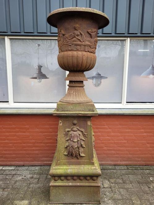 Antieke Franse gietijzeren tuinvaas op voetstuk 230 cm, Tuin en Terras, Tuinvazen, Zo goed als nieuw, Ophalen of Verzenden