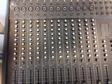 Peavey XR1200D gepowered mengpaneel met effect
2x600 watt beschikbaar voor biedingen