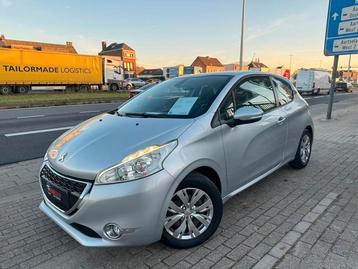 Peugeot 208 Style 10/2013 1.2i 061000km Navi Airco Pdc beschikbaar voor biedingen