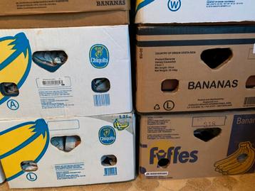 4 bananendozen vol glazen - verpakt in krantenpapier beschikbaar voor biedingen