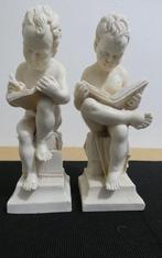 2 alabaster beeldjes - lezende en schrijvende jongen [1336], Antiek en Kunst, Kunst | Beelden en Houtsnijwerken, Ophalen of Verzenden
