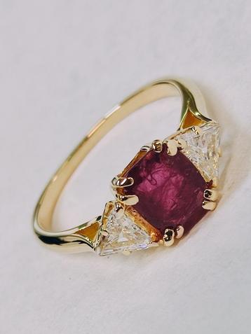 Klassieke ring met robijn 0,75kt  en diamanten 0,50kt beschikbaar voor biedingen
