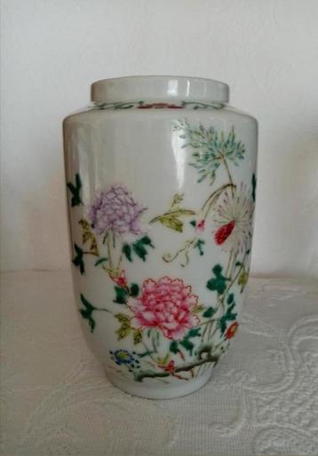Chinese porseleinen vaas uit de Mingo-periode (1912/49)
