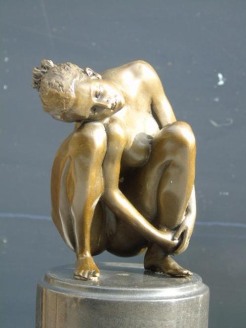 Standbeeld van een naakte hurkende vrouw in brons gesigneerd, Antiek en Kunst, Antiek | Brons en Koper, Brons, Ophalen