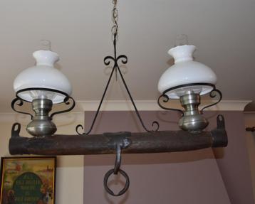 Lustre de style fermier avec parties en étain et verre opale, Enlèvement