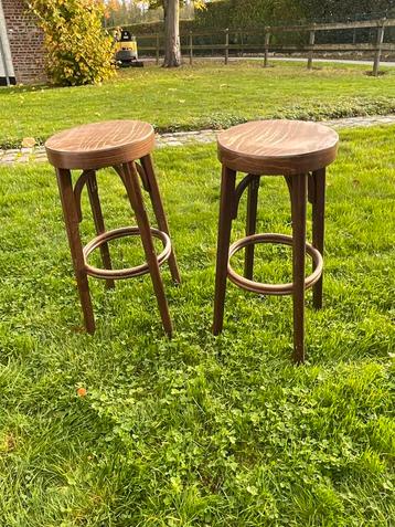 2 houten barkrukken beschikbaar voor biedingen