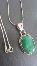 Un magnifique pendentif en émeraude sur collier argent 925., Enlèvement ou Envoi, Argent, Pendentif, Avec pierre précieuse