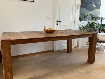 massief houten eettafel beschikbaar voor biedingen