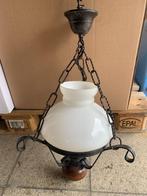 vintage hanglamp in zwart metaal en hout met witglas, Ophalen, Zo goed als nieuw, Glas, 50 tot 75 cm