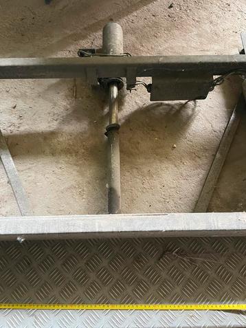 Elektrische uitschuifbare opstaptrede 12V beschikbaar voor biedingen