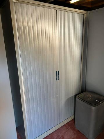 Metalen kast beschikbaar voor biedingen