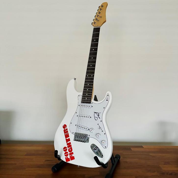 Dave Grohl - Gesigneerde gitaar met certificaat, Verzamelen, Muziek, Artiesten en Beroemdheden, Nieuw, Instrument of Accessoires