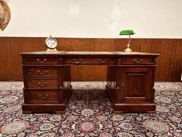 Klassiek Engels Chesterfield Bureau Partnerdesk beschikbaar voor biedingen