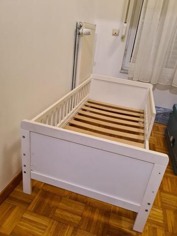 GRATIS Kinderbed + matras (schade: zie foto's) beschikbaar voor biedingen
