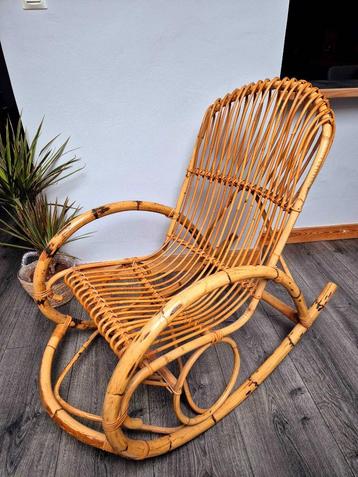 Vintage rotan schommelstoel beschikbaar voor biedingen
