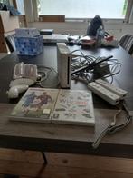 Witte wii met 2 games en toebehoren, Games en Spelcomputers, Spelcomputers | Nintendo Wii, Gebruikt, Ophalen of Verzenden, Met 3 controllers of meer