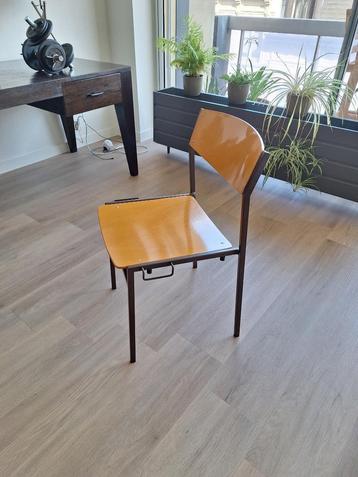 6 Stackable Chairs beschikbaar voor biedingen